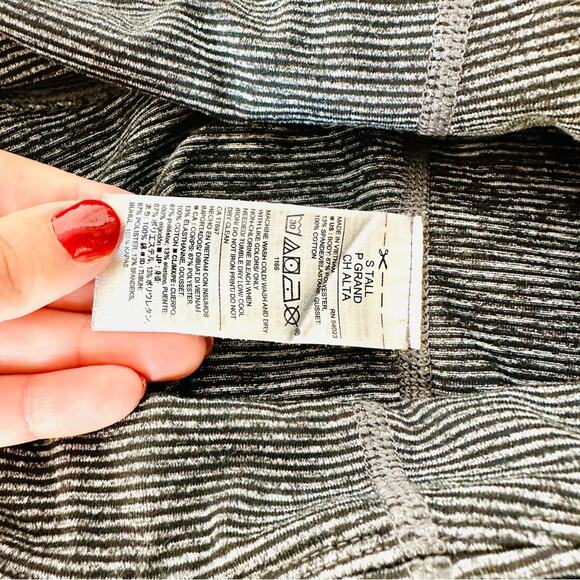 2 OLD NAVY ACTIVE Grey Black Go Dry Striped Geometric High Rise Gym Leggings S - Picture 6 of 16